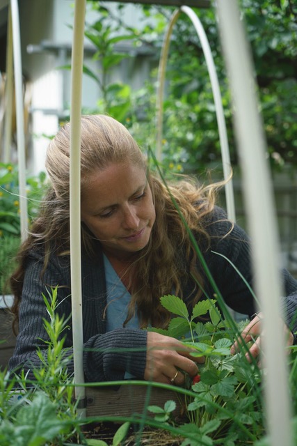 Jenny fixar med smultron Gardenize Garden journal