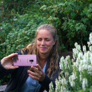 Jenny_Rydebrink_m_mobil_Gardenize_Saliva Person dokumenterar för Gardenize