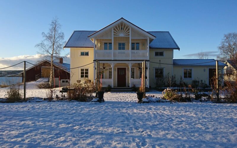 Hus i vinterskrud - gardenize Vinter och hus i tradgard